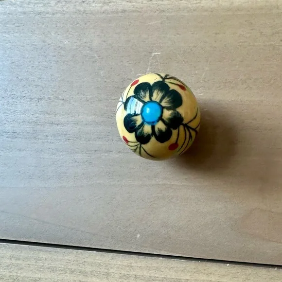 Pier 1 Knobs Porcelain Cabinet Drawer Knobs - Picture 3 of 15